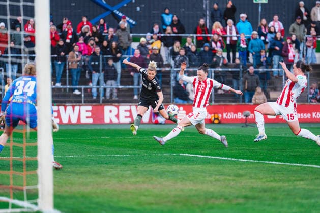 Linda Dallmann (FC Bayern Muenchen, 10) flankt, Zweikampfkampf, Marina Hegering (1.FC Koeln, 33) und Amelie Bohnen (1.FC Koeln, 15) versuchen zu blocken 1.FC Köln vs. FC Bayern München, Fussball, Google Pixel Frauen-Bundesliga, 20.Spieltag, Saison 2025 26, 15.03.2026, 1.FC Köln vs. FC Bayern München, Fussball, Google Pixel Frauen-Bundesliga, 20.Spieltag, Saison 2025 26, 13.03.2026 Köln Copyright: xEibner-Pressefoto LukasxBaldygax EP_LBA