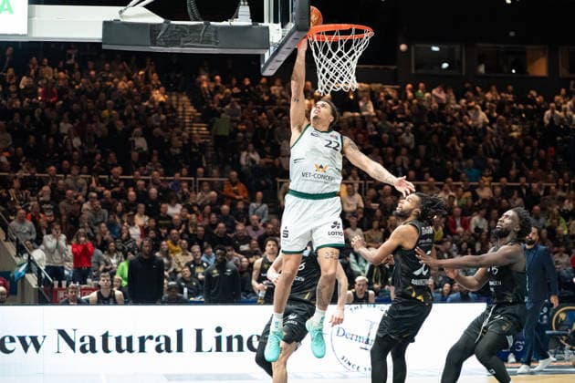 Nolan Adekunle (Nr. 22 VET-CONCEPT Gladiators Trier) am Korb gegen Chip Flanigan (Nr. 30 Basketball Loewen Braunschweig) und Ferdinand Zylka (Nr. 6 Basketball Loewen Braunschweig) GER, Basketball Loewen Braunschweig gegen VET-CONCEPT Gladiators Trier, Basketball, easyCredit BBL, Woche 24, Spielzeit 2025 26, 15.03.2026 GER, Basketball Loewen Braunschweig gegen VET-CONCEPT Gladiators Trier, Basketball, easyCredit BBL, Woche 24, Spielzeit 2025 26, 15.03.2026 Braunschweig Copyright: xEibner-Pressefoto DanielxREINELTx EP_DRT