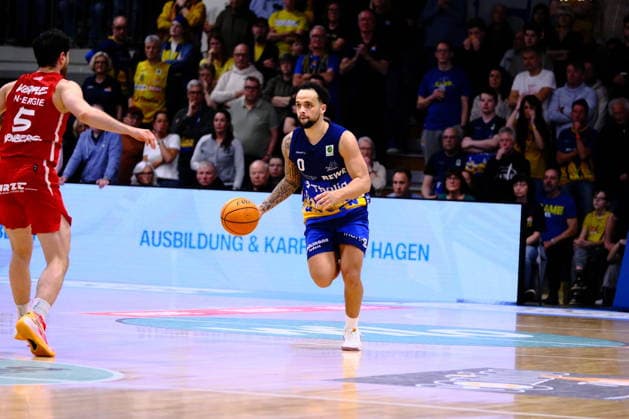 ProA - Phoenix Hagen vs. Nürnberg Falcons BC, Hagen, 15.03.2026, Ischelandhalle Hagen Marcus Henri Graves ( 0, Phoenix Hagen, PG) beim Spielaufbau; ProA - Phoenix Hagen vs. Nürnberg Falcons BC, Hagen, 15.03.2026, Ischelandhalle Hagen Copyright: xBEAUTIFULxSPORTS Piepenstockx