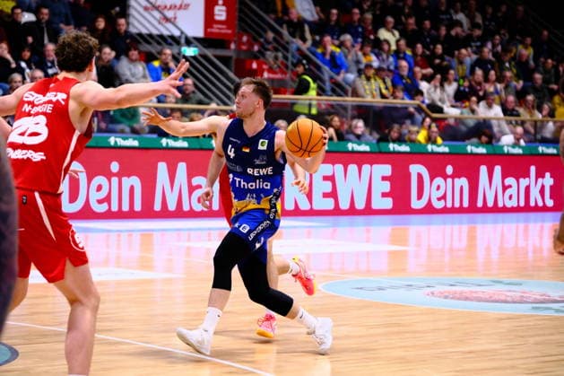 ProA - Phoenix Hagen vs. Nürnberg Falcons BC, Hagen, 15.03.2026, Ischelandhalle Hagen Bjarne Kraushaar ( 4, Phoenix Hagen, PG) beim Pass ; ProA - Phoenix Hagen vs. Nürnberg Falcons BC, Hagen, 15.03.2026, Ischelandhalle Hagen Copyright: xBEAUTIFULxSPORTS Piepenstockx