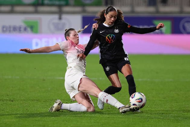 VfL vs. Leverkusen, BL Frauen Wolfsburg, 15.03.2026, Fußball, Frauen, Google Pixel Bundesliga, Saison 2025 2026, VfL Wolfsburg vs Bayer 04 Leverkusen, Claudia Wenger (Bayer 04 Leverkusen), Kessya Bussy (VfL Wolfsburg) AOK Stadion Niedersachsen Deutschland
