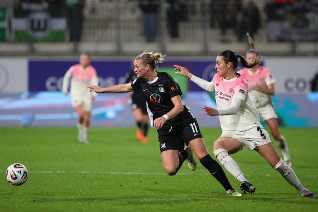 VfL vs. Leverkusen, BL Frauen Wolfsburg, 15.03.2026, Fußball, Frauen, Google Pixel Bundesliga, Saison 2025 2026, VfL Wolfsburg vs Bayer 04 Leverkusen, Alexandra Popp (VfL Wolfsburg), Selina Ostermeier (Bayer 04 Leverkusen) AOK Stadion Niedersachsen Deutschland