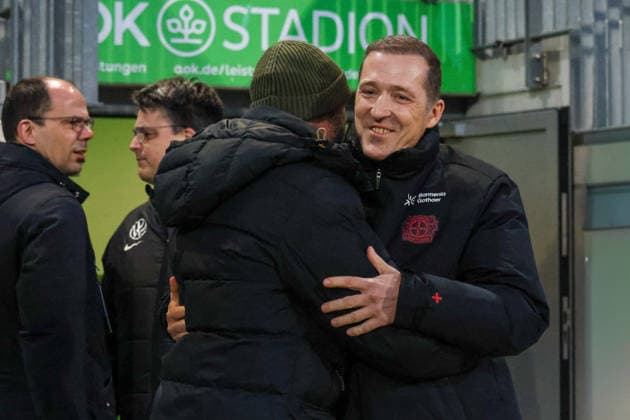 Wolfsburg, Deutschland: 15. März 2026 - 20. Spieltag - 1. Frauenbundesliga - VfL Wolfsburg Frauen vs. Bayer Leverkusen 04 Frauen Im Bild: v.li. Trainer Stephan Lerch (VfL) umarmt Trainer Robert Pätzold Paetzold (Bayer Leverkusen) Copyright: HMBxMedia MadeleinexFantini