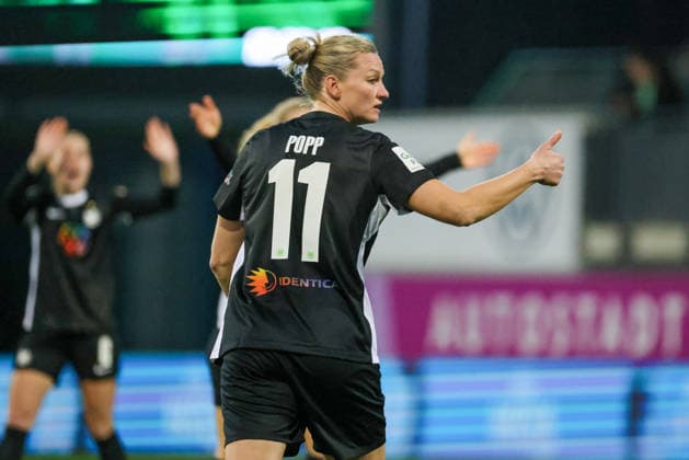 Wolfsburg, Deutschland: 15. März 2026 - 20. Spieltag - 1. Frauenbundesliga - VfL Wolfsburg Frauen vs. Bayer Leverkusen 04 Frauen Im Bild: Alexandra Popp (VfL) zeigt Daumen hoch Copyright: HMBxMedia MadeleinexFantini