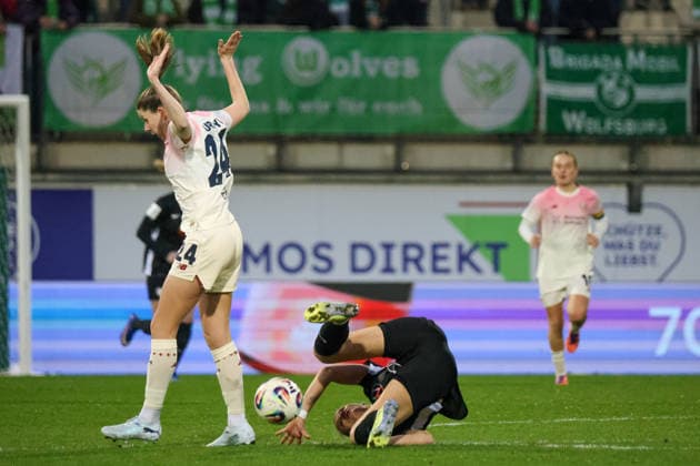Wolfsburg, Deutschland: 15. März 2026 - 20. Spieltag - 1. Frauenbundesliga - VfL Wolfsburg Frauen vs. Bayer Leverkusen 04 Frauen Im Bild: v.li. im Zweikampf Lilla Turanyi (Bayer Leverkusen) und Alexandra Popp (VfL), die zu Boden fällt Copyright: HMBxMedia MadeleinexFantini