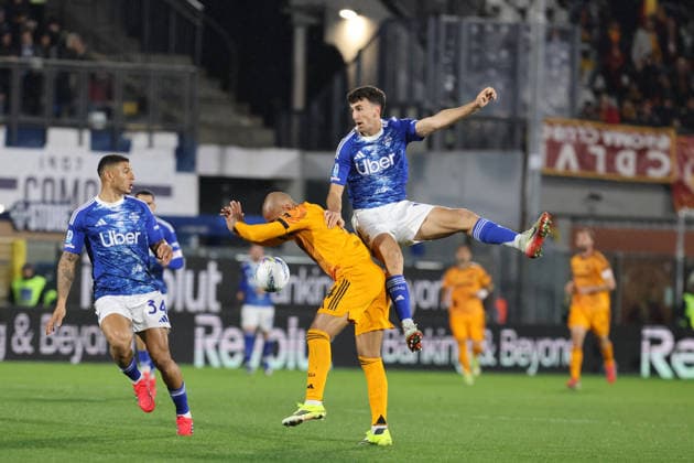 Como™s Jacobo Ramon and Roma™s Donyell Malen during the Serie A soccer match between Como and Roma at the Giuseppe Sinigaglia stadium in Como, north Italy - March 15 2026 - Soccer.  Copyright: xAntonioxSaiai LaPressex