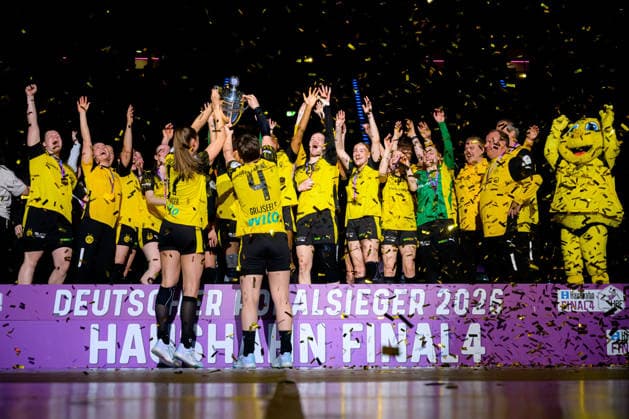 Handball: DHB-Pokal, Finale, HSG Bensheim Auerbach - Borussia Dortmund Alicia Langer (Dortmund) und Alina Grijseels (Dortmund) recken den Pokal in die Höhe Stuttgart Porsche Arena Baden-Württemberg Deutschland