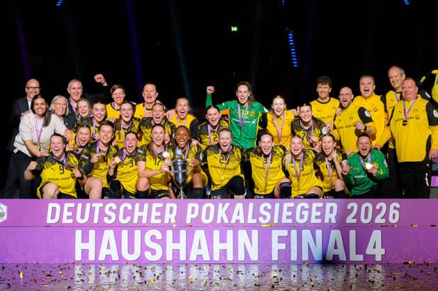 Handball: DHB-Pokal, Finale, HSG Bensheim Auerbach - Borussia Dortmund die Mannschaft von Dortmund, Pokalsieger 2026, Gruppenfoto, Siegerfoto, Pokal, Schlussjubel Schlußjubel Emotion Freude Stuttgart Porsche Arena Baden-Württemberg Deutschland