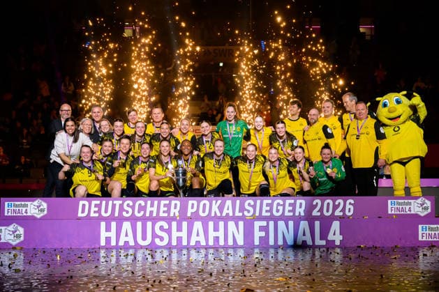 Handball: DHB-Pokal, Finale, HSG Bensheim Auerbach - Borussia Dortmund die Mannschaft von Dortmund, Pokalsieger 2026, Gruppenfoto, Siegerfoto, Pokal, Schlussjubel Schlußjubel Emotion Freude Stuttgart Porsche Arena Baden-Württemberg Deutschland
