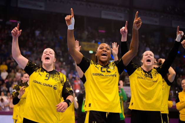 Handball: DHB-Pokal, Finale, HSG Bensheim Auerbach - Borussia Dortmund Lisa Antl (Dortmund), Deborah Lassource (Dortmund), Emma Olsson (Dortmund) Schlussjubel Schlußjubel Emotion Freude Stuttgart Porsche Arena Baden-Württemberg Deutschland