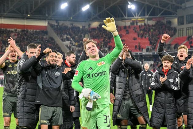 Matheo Raab (1. FC Union Berlin, 31) mit seinem Team feiern mit den Fans den Sieg GER, SC Freiburg - 1. FC Union Berlin, Fussball, Bundesliga, 26. Spieltag, Saison 2025 2026, 15.03.2026 DFL DFB REGULATIONS PROHIBIT ANY USE OF PHOTOGRAPHS AS IMAGE SEQUENCES AND OR QUASI-VIDEO GER, SC Freiburg - 1. FC Union Berlin, Fussball, Bundesliga, 26. Spieltag, Saison 2025 2026, 15.03.2026 Freiburg *** Matheo Raab 1 FC Union Berlin, 31 with his team celebrate the victory with the fans GER, SC Freiburg 1 FC Union Berlin, Football, Bundesliga, Matchday 26, Season 2025 2026, 15 03 2026 DFL DFB REGULATIONS PROHIBIT ANY USE OF PHOTOGRAPHS AS IMAGE SEQUENCES AND OR QUASI VIDEO GER, SC Freiburg 1 FC Union Berlin, Football, Bundesliga, Matchday 26, Season 2025 2026, 15 03 2026 Freiburg Copyright: xEibner-Pressefoto ThomasxHessx EP_THS