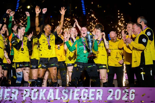 Handball: DHB-Pokal, Finale, HSG Bensheim Auerbach - Borussia Dortmund Torhueterin Melinda Szikora (Dortmund) jubelt mit dem Pokal Stuttgart Porsche Arena Baden-Württemberg Deutschland