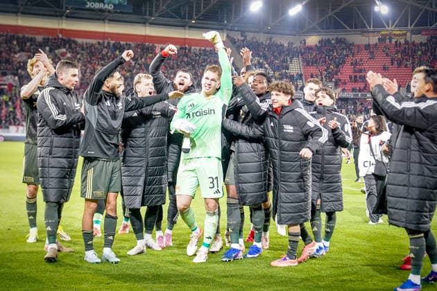 Deutschland: Fussball Bundesliga 2025 - 2026, 26. Spieltag - SC Freiburg vs 1. FC Union Berlin - Europa-Park-Stadion (Freiburg): Freude, Emotionen, Jubel Matheo Raab (1. FC Union Berlin, 31) wird nach dem Auswärtssieg und dem Tor von Woo-yeong Jeong (1. FC Union Berlin, 11) gefeiert. Copyright: xJOERANxSTEINSIEKx