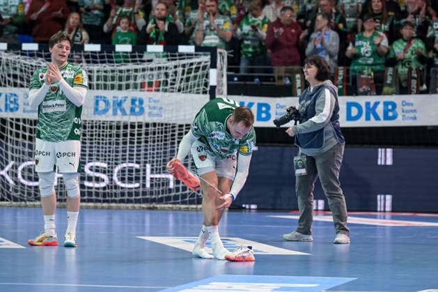 15.03.2026, xlakx, Handball Daikin HBL, Fuechse Berlin - HC Erlangen v.l. Nils Lichtlein (Fuechse Berlin), Mathias Gidsel (Fuechse Berlin) zieht sich die Schuhe nach Spielende aus Berlin