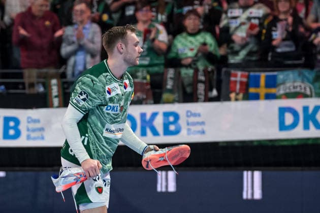 15.03.2026, xlakx, Handball Daikin HBL, Fuechse Berlin - HC Erlangen v.l. Mathias Gidsel (Fuechse Berlin) zieht sich die Schuhe nach Spielende aus Berlin