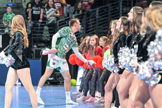 15.03.2026, xlakx, Handball Daikin HBL, Fuechse Berlin - HC Erlangen v.l. Mathias Gidsel (Fuechse Berlin) zieht sich die Schuhe nach Spielende aus und schenkt sie einen Zuschauer Berlin