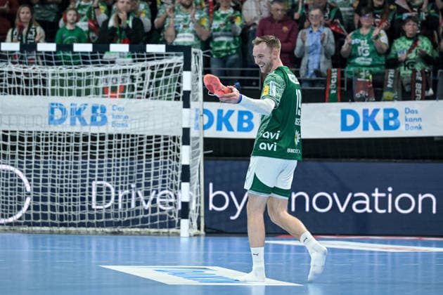 15.03.2026, xlakx, Handball Daikin HBL, Fuechse Berlin - HC Erlangen v.l. Mathias Gidsel (Fuechse Berlin) zieht sich die Schuhe nach Spielende aus um zu verschenken Berlin