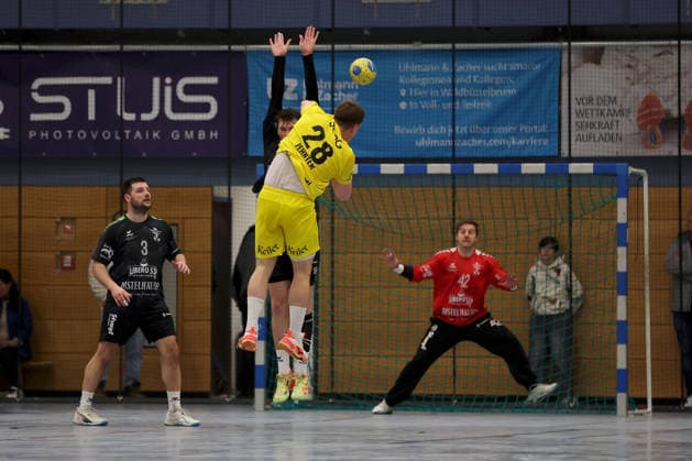 15.03.2026, Herren, Handball, Saison 2025 2026, Regionalliga, 19. Spieltag: DJK Waldbuettelbrunn - TSV Lohr Fabian Zehnter ( 28, TSV Lohr) überwindet Jannik Renz ( 18, TSG Waldbüttelbrunn) und Markus Leikauf ( 42, TSG Waldbüttelbrunn) Waldbuettelbrunn Ballsporthalle Bayern Deutschland