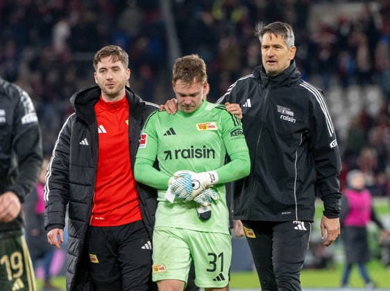 Fussball, Herren, 1. Bundesliga, Saison 2025 26, (28. Spieltag), SC Freiburg - 1. FC Union Berlin, v. l. Torhüter Carl Klaus (1. FC Union Berlin), Torhüter Matheo Raab (1. FC Union Berlin), Torwarttrainer Michael Gspurning (1. FC Union Berlin) nach Abpfiff, 15.03.2026, Copyright: xMatthiasxKochx