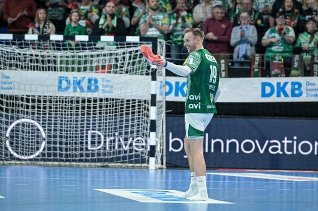 15.03.2026, xlakx, Handball Daikin HBL, Fuechse Berlin - HC Erlangen v.l. Mathias Gidsel (Fuechse Berlin) verschenkt nach Spielende seine Schuhe Berlin