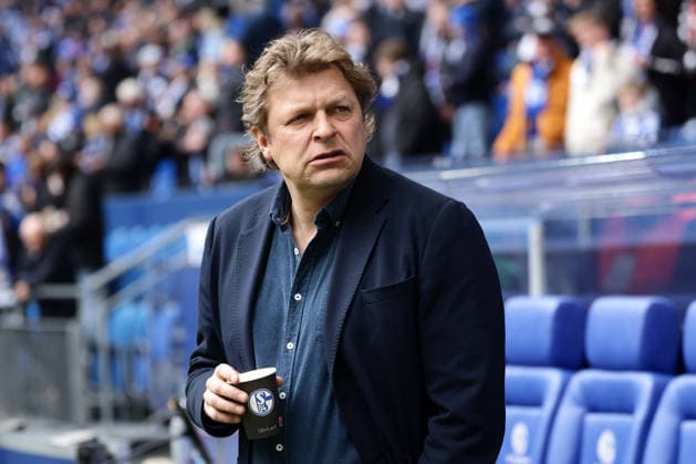 Gelsenkirchen, Germany, 15.03.26, Youri Mulder Direktor Profifußball (FC Schalke 04) guckt während des Spiels der 2. Bundesliga zwischen FC Schalke 04 - Hannover 96 in der Veltins Arena in Gelsenkirchen. (Photo by Joachim Bywaletz) DFB DFL REGULATIONS PROHIBIT ANY USE OF PHOTOGRAPHS AS IMAGE SEQUENCES AND OR QUASI-VIDEO.