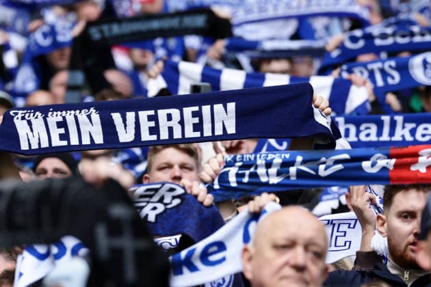 Gelsenkirchen, Germany, 15.03.26, Fans von Schalke 04 zeigen ihre Schals im die Hoehe während des Spiels der 2. Bundesliga zwischen FC Schalke 04 - Hannover 96 in der Veltins Arena in Gelsenkirchen. (Photo by Joachim Bywaletz) DFB DFL REGULATIONS PROHIBIT ANY USE OF PHOTOGRAPHS AS IMAGE SEQUENCES AND OR QUASI-VIDEO.