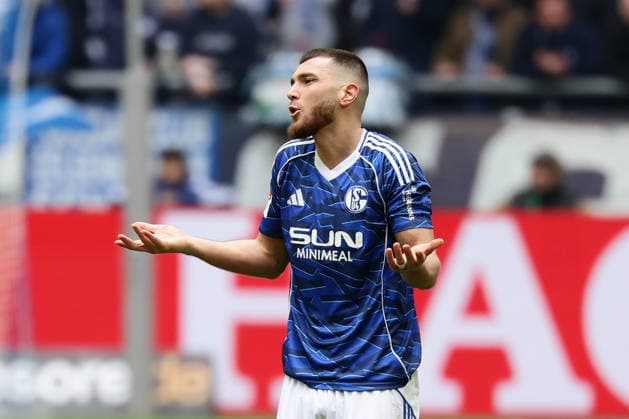 Gelsenkirchen, Germany, 15.03.26, Hasan Kurucay (FC Schalke 04) gestikuliert während des Spiels der 2. Bundesliga zwischen FC Schalke 04 - Hannover 96 in der Veltins Arena in Gelsenkirchen. (Photo by Joachim Bywaletz) DFB DFL REGULATIONS PROHIBIT ANY USE OF PHOTOGRAPHS AS IMAGE SEQUENCES AND OR QUASI-VIDEO.
