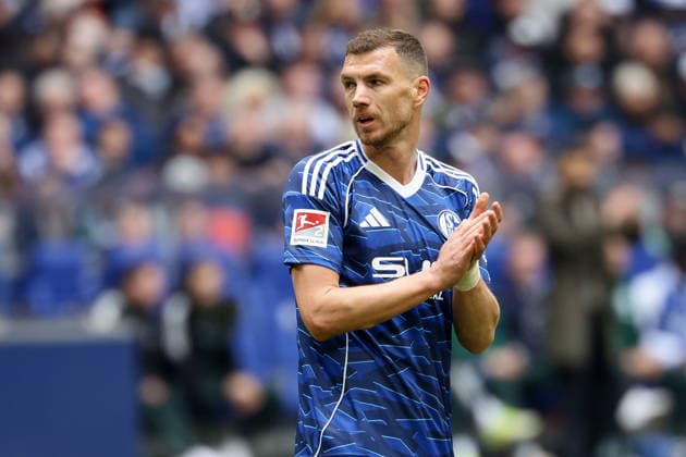 Gelsenkirchen, Germany, 15.03.26, Edin Dzeko (FC Schalke 04) gestikuliert während des Spiels der 2. Bundesliga zwischen FC Schalke 04 - Hannover 96 in der Veltins Arena in Gelsenkirchen. (Photo by Joachim Bywaletz) DFB DFL REGULATIONS PROHIBIT ANY USE OF PHOTOGRAPHS AS IMAGE SEQUENCES AND OR QUASI-VIDEO.