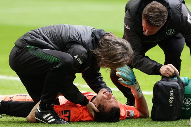 Gelsenkirchen, Germany, 15.03.26, Nahuel Nicolas Noll (Hannover 96) wird med. behandelt während des Spiels der 2. Bundesliga zwischen FC Schalke 04 - Hannover 96 in der Veltins Arena in Gelsenkirchen. (Photo by Joachim Bywaletz) DFB DFL REGULATIONS PROHIBIT ANY USE OF PHOTOGRAPHS AS IMAGE SEQUENCES AND OR QUASI-VIDEO.