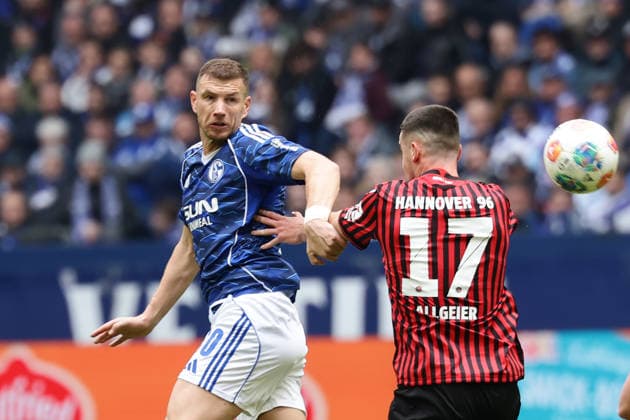 Gelsenkirchen, Germany, 15.03.26, Edin Dzeko (FC Schalke 04) und Bastian Allgeier (Hannover 96) im Zweikampf während des Spiels der 2. Bundesliga zwischen FC Schalke 04 - Hannover 96 in der Veltins Arena in Gelsenkirchen. (Photo by Joachim Bywaletz) DFB DFL REGULATIONS PROHIBIT ANY USE OF PHOTOGRAPHS AS IMAGE SEQUENCES AND OR QUASI-VIDEO.
