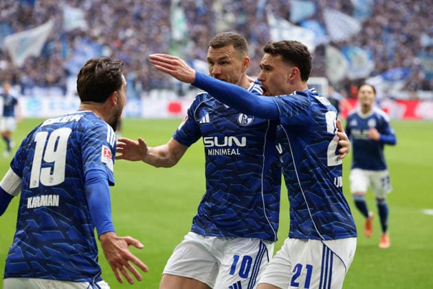 Gelsenkirchen, Germany, 15.03.26, (Mitte) Edin Dzeko (FC Schalke 04) jubelt nach seinem Tor zum 1:0 mit (Links) Kenan Karaman (FC Schalke 04) und (Rechts) Dejan Ljubicic (FC Schalke 04) während des Spiels der 2. Bundesliga zwischen FC Schalke 04 - Hannover 96 in der Veltins Arena in Gelsenkirchen. (Photo by Joachim Bywaletz) DFB DFL REGULATIONS PROHIBIT ANY USE OF PHOTOGRAPHS AS IMAGE SEQUENCES AND OR QUASI-VIDEO.
