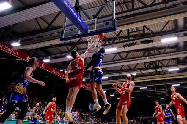 ProA - Phoenix Hagen vs. Nürnberg Falcons BC, Hagen, 15.03.2026, Ischelandhalle Hagen Jeffrey Carroll ( 30, Phoenix Hagen, SF) beim Korbleger, verteidigt vonJoscha Eckert ( 4, Nürnberg Falcons BC, PG) ; ProA - Phoenix Hagen vs. Nürnberg Falcons BC, Hagen, 15.03.2026, Ischelandhalle Hagen Copyright: xBEAUTIFULxSPORTS Piepenstockx