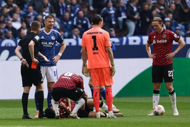 Gelsenkirchen, Germany, 15.03.26, Schiedsrichter Robin Braun zeigt Edin Dzeko (FC Schalke 04) die rote Karte während des Spiels der 2. Bundesliga zwischen FC Schalke 04 - Hannover 96 in der Veltins Arena in Gelsenkirchen. (Photo by Joachim Bywaletz) DFB DFL REGULATIONS PROHIBIT ANY USE OF PHOTOGRAPHS AS IMAGE SEQUENCES AND OR QUASI-VIDEO.