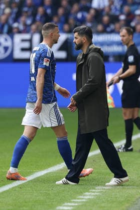 Gelsenkirchen, Germany, 15.03.26, Edin Dzeko (FC Schalke 04) geht nach roter Karte vom Platz an Miron Muslic Cheftrainer (FC Schalke 04) vorbei während des Spiels der 2. Bundesliga zwischen FC Schalke 04 - Hannover 96 in der Veltins Arena in Gelsenkirchen. (Photo by Joachim Bywaletz) DFB DFL REGULATIONS PROHIBIT ANY USE OF PHOTOGRAPHS AS IMAGE SEQUENCES AND OR QUASI-VIDEO.