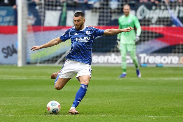 Gelsenkirchen, Germany, 15.03.26, Hasan Kurucay (FC Schalke 04) am Ball während des Spiels der 2. Bundesliga zwischen FC Schalke 04 - Hannover 96 in der Veltins Arena in Gelsenkirchen. (Photo by Joachim Bywaletz) DFB DFL REGULATIONS PROHIBIT ANY USE OF PHOTOGRAPHS AS IMAGE SEQUENCES AND OR QUASI-VIDEO.