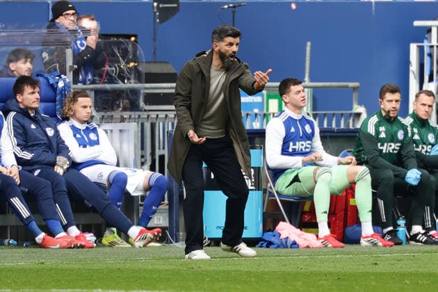 Gelsenkirchen, Germany, 15.03.26, Miron Muslic Cheftrainer (FC Schalke 04) gestikuliert während des Spiels der 2. Bundesliga zwischen FC Schalke 04 - Hannover 96 in der Veltins Arena in Gelsenkirchen. (Photo by Joachim Bywaletz) DFB DFL REGULATIONS PROHIBIT ANY USE OF PHOTOGRAPHS AS IMAGE SEQUENCES AND OR QUASI-VIDEO.