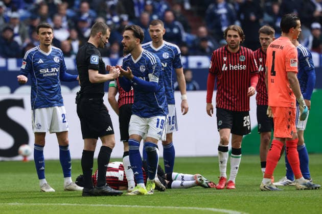 Gelsenkirchen, Germany, 15.03.26, Schiedsrichter Robin Braun und Kenan Karaman (FC Schalke 04) während des Spiels der 2. Bundesliga zwischen FC Schalke 04 - Hannover 96 in der Veltins Arena in Gelsenkirchen. (Photo by Joachim Bywaletz) DFB DFL REGULATIONS PROHIBIT ANY USE OF PHOTOGRAPHS AS IMAGE SEQUENCES AND OR QUASI-VIDEO.