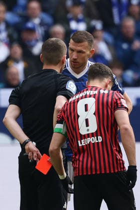 Gelsenkirchen, Germany, 15.03.26, Schiedsrichter Robin Braun zeigt Edin Dzeko (FC Schalke 04) die rote Karte während des Spiels der 2. Bundesliga zwischen FC Schalke 04 - Hannover 96 in der Veltins Arena in Gelsenkirchen. (Photo by Joachim Bywaletz) DFB DFL REGULATIONS PROHIBIT ANY USE OF PHOTOGRAPHS AS IMAGE SEQUENCES AND OR QUASI-VIDEO.
