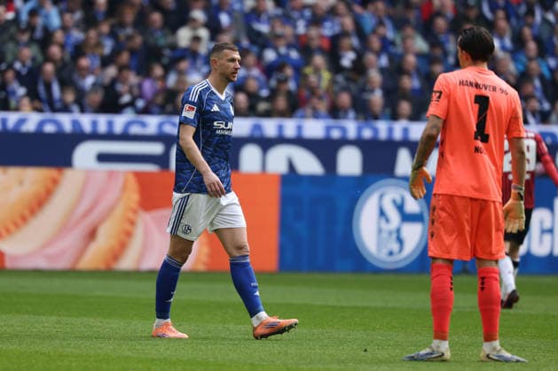 Gelsenkirchen, Germany, 15.03.26, Edin Dzeko (FC Schalke 04) geht nach roter Karte vom Platz während des Spiels der 2. Bundesliga zwischen FC Schalke 04 - Hannover 96 in der Veltins Arena in Gelsenkirchen. (Photo by Joachim Bywaletz) DFB DFL REGULATIONS PROHIBIT ANY USE OF PHOTOGRAPHS AS IMAGE SEQUENCES AND OR QUASI-VIDEO.