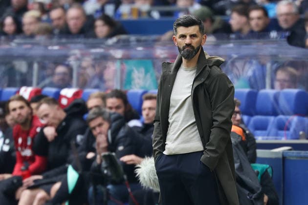 Gelsenkirchen, Germany, 15.03.26, Miron Muslic Cheftrainer (FC Schalke 04) guckt während des Spiels der 2. Bundesliga zwischen FC Schalke 04 - Hannover 96 in der Veltins Arena in Gelsenkirchen. (Photo by Joachim Bywaletz) DFB DFL REGULATIONS PROHIBIT ANY USE OF PHOTOGRAPHS AS IMAGE SEQUENCES AND OR QUASI-VIDEO.