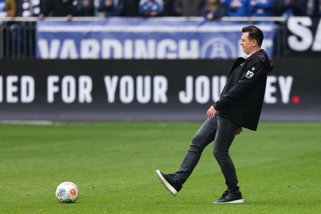Gelsenkirchen, Germany, 15.03.26, Christian Titz Chefrainer (Hannover 96) mit Ball während des Spiels der 2. Bundesliga zwischen FC Schalke 04 - Hannover 96 in der Veltins Arena in Gelsenkirchen. (Photo by Joachim Bywaletz) DFB DFL REGULATIONS PROHIBIT ANY USE OF PHOTOGRAPHS AS IMAGE SEQUENCES AND OR QUASI-VIDEO.