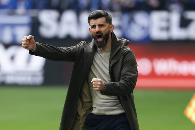 Gelsenkirchen, Germany, 15.03.26, Miron Muslic Cheftrainer (FC Schalke 04) gestikuliert während des Spiels der 2. Bundesliga zwischen FC Schalke 04 - Hannover 96 in der Veltins Arena in Gelsenkirchen. (Photo by Joachim Bywaletz) DFB DFL REGULATIONS PROHIBIT ANY USE OF PHOTOGRAPHS AS IMAGE SEQUENCES AND OR QUASI-VIDEO.