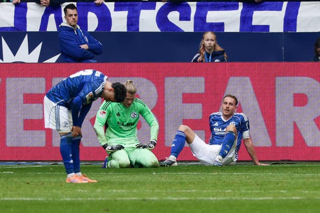 Gelsenkirchen, Germany, 15.03.26, Soufiane El-Faouzi (FC Schalke 04), Loris Karius (FC Schalke 04) und Timo Becker (FC Schalke 04) enttaeuscht während des Spiels der 2. Bundesliga zwischen FC Schalke 04 - Hannover 96 in der Veltins Arena in Gelsenkirchen. (Photo by Joachim Bywaletz) DFB DFL REGULATIONS PROHIBIT ANY USE OF PHOTOGRAPHS AS IMAGE SEQUENCES AND OR QUASI-VIDEO.