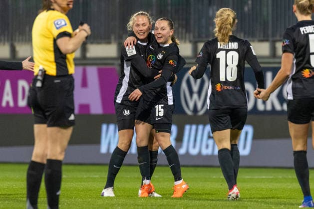 Deutschland, Google Pixel Frauen-Bundesliga, Saison 2025 2026, 20. Spieltag, AOK-Stadion, VfL Wolfsburg vs Bayer 04 Leverkusen Torjubel nach dem Tor zum 1:0 für VfL Wolfsburg durch Torschützin Levels Janou (VfL Wolfsburg, 15), Kielland Justine (VfL Wolfsburg, 18), Peddemors Ella (VfL Wolfsburg, 5) Copyright: xMichellexLukax