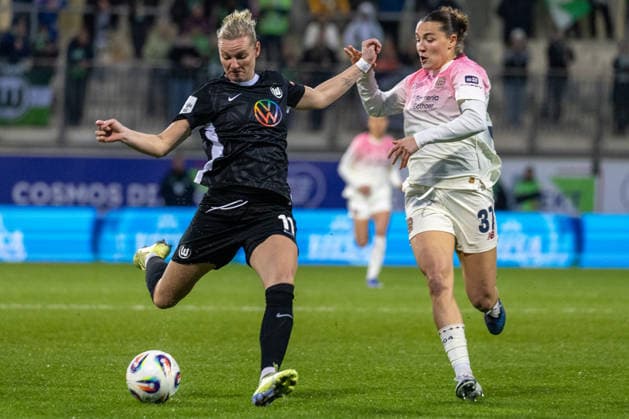 Deutschland, Google Pixel Frauen-Bundesliga, Saison 2025 2026, 20. Spieltag, AOK-Stadion, VfL Wolfsburg vs Bayer 04 Leverkusen, Popp Alexandra (VfL Wolfsburg, 11) im Zweikampf gegen Wamser Carlotta (Bayer 04 Leverkusen, 37) Copyright: xMichellexLukax