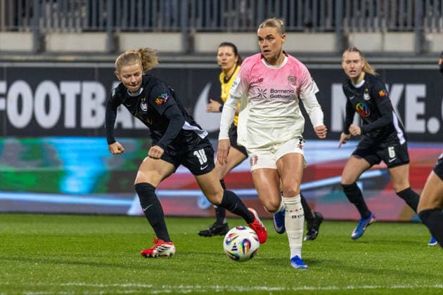 Deutschland, Google Pixel Frauen-Bundesliga, Saison 2025 2026, 20. Spieltag, AOK-Stadion, VfL Wolfsburg vs Bayer 04 Leverkusen, Kielland Justine (VfL Wolfsburg, 18) im Zweikampf gegen Kramer Cornelia (Bayer 04 Leverkusen, 7) Copyright: xMichellexLukax