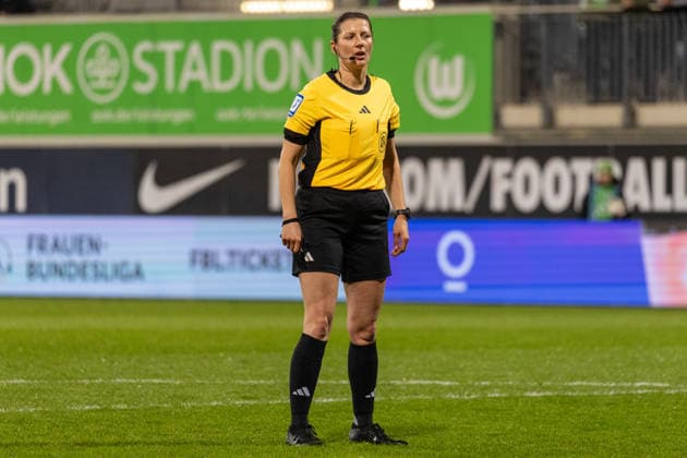 Deutschland, Google Pixel Frauen-Bundesliga, Saison 2025 2026, 20. Spieltag, AOK-Stadion, VfL Wolfsburg vs Bayer 04 Leverkusen, Kost Annika (Schiedsrichterin) Copyright: xMichellexLukax