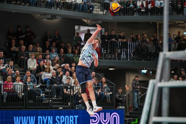 15.03.2026, xdobgx, Volleyball Volleyball Bundesliga VBL, SVG Lüneburg - ASV Dachau v.l. Tobias Besenböck (ASV Dachau, 12) beim Aufschlag, Aufschlag, serve, serving the ball