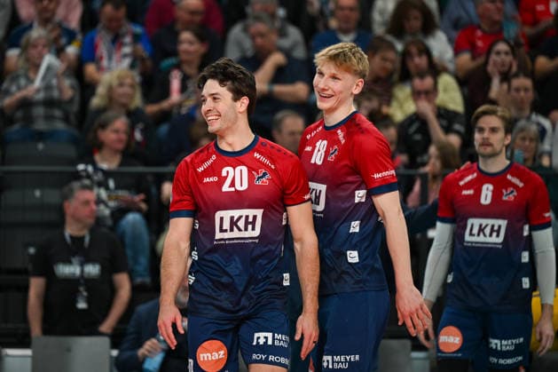 15.03.2026, xdobgx, Volleyball Volleyball Bundesliga VBL, SVG Lüneburg - ASV Dachau v.l. Ethan Champlin (SVG Lüneburg, 20), Axel Juul Larsen (SVG Lüneburg, 18) lächelnd, freundlicher Gesichtsausdruck, smiling, friendly expression