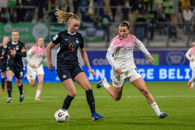 Deutschland, Google Pixel Frauen-Bundesliga, Saison 2025 2026, 20. Spieltag, AOK-Stadion, VfL Wolfsburg vs Bayer 04 Leverkusen, Peddemors Ella (VfL Wolfsburg, 5) im Zweikampf gegen Wamser Carlotta (Bayer 04 Leverkusen, 37) Copyright: xMichellexLukax